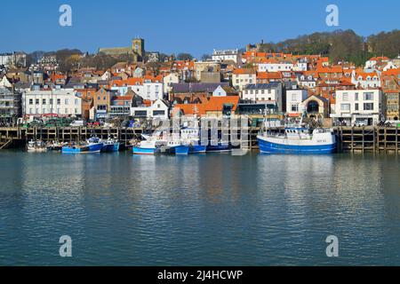 Großbritannien, North Yorkshire, Scarborough Harbour, Altstadt mit St. Mary's Church und Castle in the Distance, vom Vincent Pier aus gesehen. Stockfoto