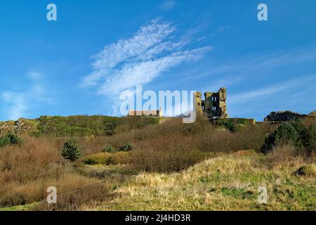 Großbritannien, North Yorkshire, Scarborough Castle vom Marine Drive an der North Bay. Stockfoto