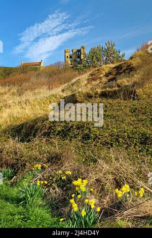 Großbritannien, North Yorkshire, Scarborough Castle vom Marine Drive an der North Bay. Stockfoto