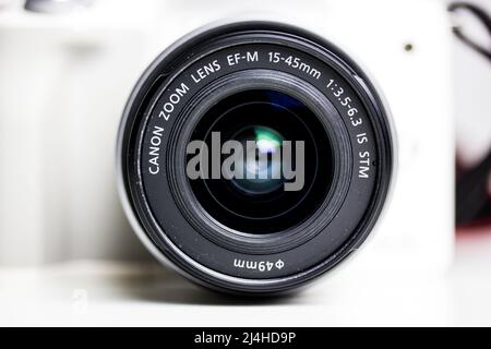 Kiew, Ukraine. 7. Januar 2022. Weiße, spiegellose digitale 4K Kamera Canon EOS M50 mit schwarzer Linse auf weißem Hintergrund. Spiegellose Vlogging-Kamera-Kit mit Stockfoto