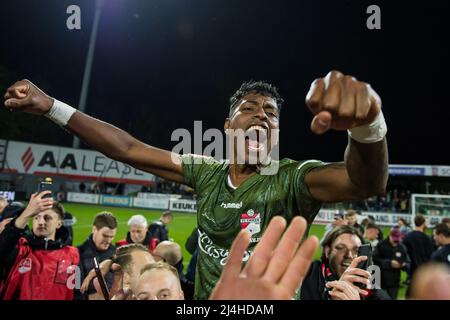 DORDRECHT - der FC Emmen-Spieler Miguel Araujo feiert die Beförderung zur Premier League während des Keuken Kampioen Division-Spiels zwischen dem FC Dordrecht und dem FC Emmen am 15. April 2022 im Riwal Hoogwerkers Stadium in Rotterdam, Niederlande. ANP COR LASKER Stockfoto