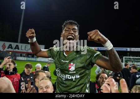 DORDRECHT - der FC Emmen-Spieler Miguel Araujo feiert die Beförderung zur Premier League während des Keuken Kampioen Division-Spiels zwischen dem FC Dordrecht und dem FC Emmen am 15. April 2022 im Riwal Hoogwerkers Stadium in Rotterdam, Niederlande. ANP COR LASKER Stockfoto