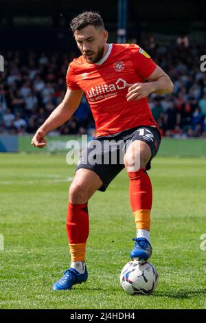 Robert Snodgrass #12 von Luton Town während des Spiels in Aktion Stockfoto