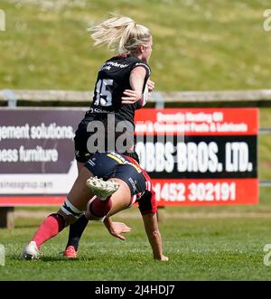 Gloucester, Großbritannien, 15, April 2022, Chantelle Miell bricht während der Play-Off-Runde der Allianz 15 das Tackle, Credit:, Graham Glendinning,/ Alamy Live News Final Score: 29-15 Credit: Graham Glendinning / GlennSports/Alamy Live News Stockfoto