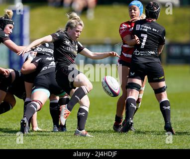 Gloucester, Großbritannien, 15, April 2022, Ella Wyrwas (Saracens) (L) tritt während der Play-Off-Runde der Allianz 15 für Berührung, Credit:, Graham Glendinning,/ Alamy Live News Final Score: 29-15 Credit: Graham Glendinning / GlennSports/Alamy Live News Stockfoto