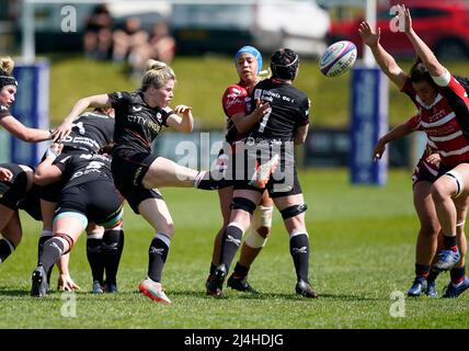 Gloucester, Großbritannien, 15, April 2022, Ella Wyrwas (Saracens) (L) tritt während der Play-Off-Runde der Allianz 15 für Berührung, Credit:, Graham Glendinning,/ Alamy Live News Final Score: 29-15 Credit: Graham Glendinning / GlennSports/Alamy Live News Stockfoto