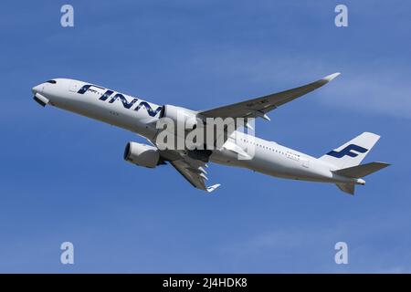 Ein von Finnair betriebener Airbus A350 startet am Flughafen London-Heathrow Stockfoto