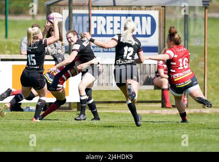 Gloucester, Großbritannien, 15, April 2022, Chantelle Miell (L) fängt während der Play-Off-Runde der Allianz 15 High Ball, Credit:, Graham Glendinning,/ Alamy Live News Final Score: 29-15 Credit: Graham Glendinning / GlennSports/Alamy Live News Stockfoto