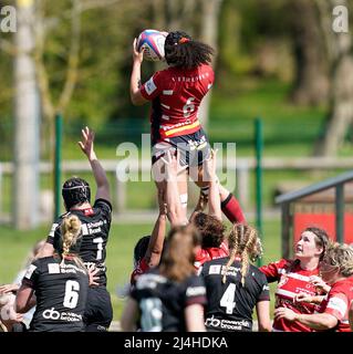 Gloucester, Großbritannien, 15, April 2022, Shya Pinnock (Gloucester) fängt beim Play-Off der Allianz 15-Pokalrunde den Lineout-Ball, Credit:, Graham Glendinning,/ Alamy Live News Final Score: 29-15 Credit: Graham Glendinning / GlennSports/Alamy Live News Stockfoto