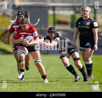 Gloucester, Großbritannien, 15, April 2022, Anna Caplice (Gloucester) (C) lädt mit Ball während der Play-Off-Runde der Allianz 15, Credit:, Graham Glendinning,/ Alamy Live News Final Score: 29-15 Credit: Graham Glendinning / GlennSports/Alamy Live News Stockfoto