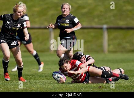 Gloucester, Großbritannien, 15, April 2022, Abbie Picking (Saracens) (L) macht während der Play-Off-Runde der Allianz 15 in Angriff, Credit:, Graham Glendinning,/ Alamy Live News Final Score: 29-15 Credit: Graham Glendinning / GlennSports/Alamy Live News Stockfoto