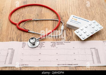 Ein Herz-EKG mit einer generischen Box mit Bisoprolol-Beta-Blocker-Pillen und einem Stethoskop Stockfoto