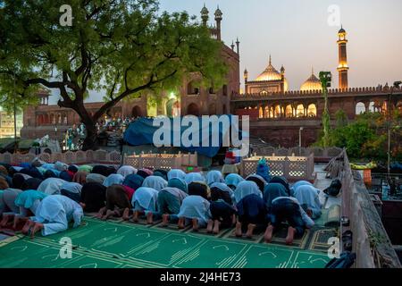 Neu-Delhi, Indien. 15. April 2022. Indische Muslime, die ihr Fasten brechen, beten am 15. April 2022 in der Dargah Sufi Sarmast und der Dargah Hare Bhare Shah Moschee während des Fastenmonats Ramadan in Neu-Delhi. (Foto von Mohsin Javed/Pacific Press) Quelle: Pacific Press Media Production Corp./Alamy Live News Stockfoto