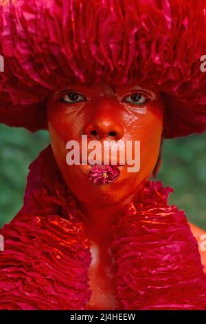 Munshiganj, Bangladesch. 13. April 2022. Ein Hindu-Anhänger posiert für ein Foto vor der Lal-Kach-Prozession am allerletzten Tag des Jahres in Bangladesch. Das Lal Kach (Rotes Glas) Festival wird in der lokalen Gemeinde seit vielen Jahrzehnten gefeiert. Die Hindu-Männer malen sich rot an und nehmen an einer Prozession mit Schwertern Teil, während sie Macht gegen böse Sprites zeigen, während sie ein Jahr beenden und ein weiteres bangladesches Neujahr begrüßen. (Foto von Ziaul Haque Oisharjh/SOPA Images/Sipa USA) Quelle: SIPA USA/Alamy Live News Stockfoto