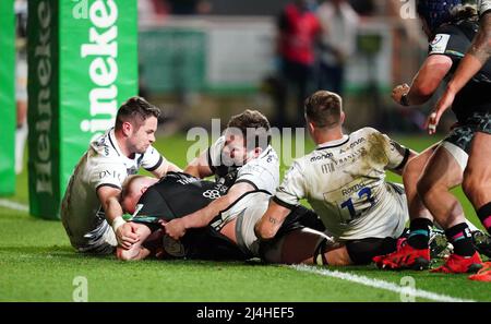 Joe Joyce von Bristol Bears erzielt ihren dritten Versuch während der Heineken Champions Cup Runde von 16, dem zweiten Beinspiel im Ashton Gate Stadium, Bristol. Bilddatum: Freitag, 15. April 2022. Stockfoto