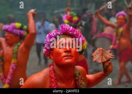 Munshiganj, Dhaka, Bangladesch. 13. April 2022. Hinduistische Anhänger sahen am letzten Tag des Jahres in Bangladesch beim Lal-Kach-Fest mit ihren Schwertern tanzen. Das Lal Kach (Rotes Glas) Festival wird in der lokalen Gemeinde seit vielen Jahrzehnten gefeiert. Die Hindu-Männer malen sich rot an und nehmen an einer Prozession mit Schwertern Teil, während sie Macht gegen böse Sprites zeigen, während sie ein Jahr beenden und ein weiteres bangladesches Neujahr begrüßen. (Bild: © Ziaul Haque Oisharjh/SOPA-Bilder über ZUMA Press Wire) Stockfoto