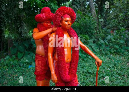 Munshiganj, Dhaka, Bangladesch. 13. April 2022. Hindu-Anhänger bereiten sich auf die Lal-Kach-Prozession am letzten Tag des Jahres in Bangladesch vor. Das Lal Kach (Rotes Glas) Festival wird in der lokalen Gemeinde seit vielen Jahrzehnten gefeiert. Die Hindu-Männer malen sich rot an und nehmen an einer Prozession mit Schwertern Teil, während sie Macht gegen böse Sprites zeigen, während sie ein Jahr beenden und ein weiteres bangladesches Neujahr begrüßen. (Bild: © Ziaul Haque Oisharjh/SOPA-Bilder über ZUMA Press Wire) Stockfoto