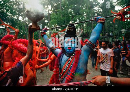 Munshiganj, Dhaka, Bangladesch. 13. April 2022. Hinduistische Anhänger sahen am letzten Tag des Jahres in Bangladesch beim Lal-Kach-Fest mit ihren Schwertern tanzen. Das Lal Kach (Rotes Glas) Festival wird in der lokalen Gemeinde seit vielen Jahrzehnten gefeiert. Die Hindu-Männer malen sich rot an und nehmen an einer Prozession mit Schwertern Teil, während sie Macht gegen böse Sprites zeigen, während sie ein Jahr beenden und ein weiteres bangladesches Neujahr begrüßen. (Bild: © Ziaul Haque Oisharjh/SOPA-Bilder über ZUMA Press Wire) Stockfoto