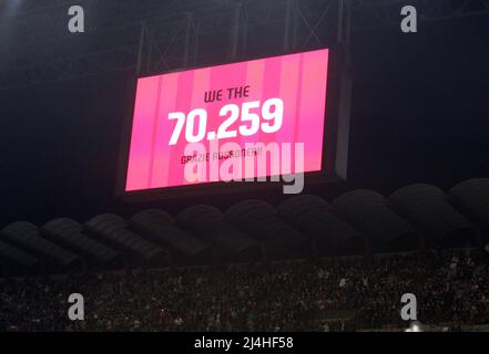 Mailand ITALIEN- 15. April 2022 Stadio Giuseppe Meazza Supporters during the Serie Ein Spiel zwischen AC Mailand und FC Genua im Stadio G. Meazza am 15 2022. April in Mailand , Italien. Kredit: Christian Santi/Alamy Live Nachrichten Stockfoto