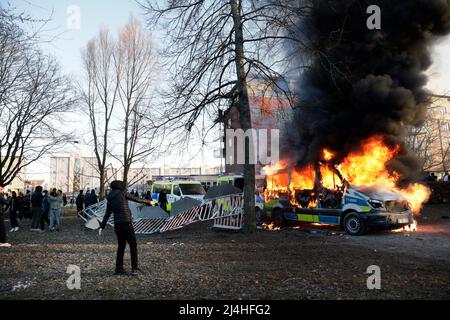 Orebro, Schweden. 15. April 2022. Orebro, Schweden. 15. April 2022. Gegendemonstler haben am 15. April einen Polizeibus im Park Sveaparken in Orebro, Schweden, in Brand gesetzt, wo Rasmus Paludan, Parteiführer der dänischen rechtsextremen Partei Stram kurs (straffer Kurs), am Karfreitag eine Erlaubnis für eine Versammlung erhalten hatte. Foto: Kicki Nilsson / TT / kod 11380 Quelle: TT News Agency/Alamy Live News Stockfoto