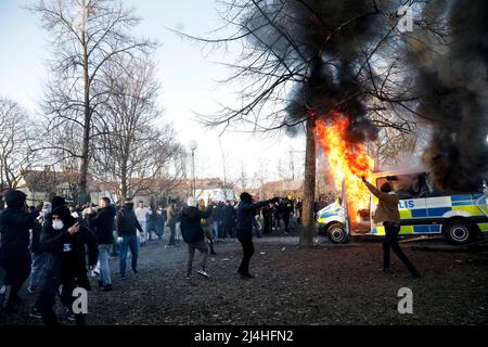 Orebro, Schweden. 15. April 2022. Orebro, Schweden. 15. April 2022. Gegendemonstler haben am 15. April einen Polizeibus im Park Sveaparken in Orebro, Schweden, in Brand gesetzt, wo Rasmus Paludan, Parteiführer der dänischen rechtsextremen Partei Stram kurs (straffer Kurs), am Karfreitag eine Erlaubnis für eine Versammlung erhalten hatte. Foto: Kicki Nilsson / TT / kod 11380 Quelle: TT News Agency/Alamy Live News Stockfoto