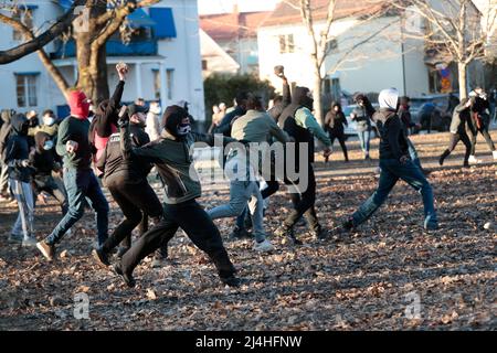 Orebro, Schweden. 15. April 2022. Orebro, Schweden. 15. April 2022. Gegendemonstler werfen Steine auf die Polizei im Park Sveaparken in Orebro, Schweden, 15. April, wo Rasmus Paludan, Parteiführer der dänischen rechtsextremen Partei Stram kurs (straffer Kurs), am Karfreitag eine Erlaubnis für eine Versammlung hatte. Foto: Kicki Nilsson / TT / kod 11380 Quelle: TT News Agency/Alamy Live News Stockfoto