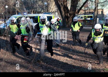 Orebro, Schweden. 15. April 2022. Orebro, Schweden. 15. April 2022. Die Polizei stellt sich am 15. April gegen die Gegendemonstranten im Park Sveaparken in Orebro, Schweden, wo Rasmus Paludan, Parteiführer der dänischen rechtsextremen Partei Stram kurs (straffer Kurs), am Karfreitag eine Erlaubnis für eine Versammlung hatte. Foto: Pavel Koubek / TT / kod 11380 Quelle: TT Nachrichtenagentur/Alamy Live News Stockfoto