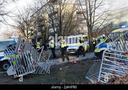 Orebro, Schweden. 15. April 2022. Orebro, Schweden. 15. April 2022. Die Polizei stellt sich am 15. April gegen die Gegendemonstranten im Park Sveaparken in Orebro, Schweden, wo Rasmus Paludan, Parteiführer der dänischen rechtsextremen Partei Stram kurs (straffer Kurs), am Karfreitag eine Erlaubnis für eine Versammlung hatte. Foto: Kicki Nilsson / TT / kod 11380 Quelle: TT News Agency/Alamy Live News Stockfoto