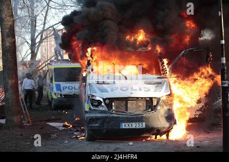 Orebro, Schweden. 15. April 2022. Orebro, Schweden. 15. April 2022. Gegendemonstler haben am 15. April einen Polizeibus im Park Sveaparken in Orebro, Schweden, in Brand gesetzt, wo Rasmus Paludan, Parteiführer der dänischen rechtsextremen Partei Stram kurs (straffer Kurs), am Karfreitag eine Erlaubnis für eine Versammlung erhalten hatte. Foto: Kicki Nilsson / TT / kod 11380 Quelle: TT News Agency/Alamy Live News Stockfoto