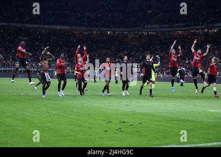 Mailand, Italien. 15. April 2022. Spieler von AC Mailand feiern nach dem Gewinn der Serie A Spiel zwischen AC Mailand und Genua FC im Stadio Giuseppe Meazza am 15 2022. April in Mailand, Italien. Quelle: Marco Canoniero/Alamy Live News Stockfoto