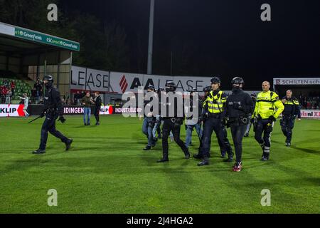 DORDRECHT - die Polizei und ICH müssen die Gemüter während des Kitchen Champion Division-Spiels zwischen dem FC Dordrecht und dem FC Emmen am 15. April 2022 im Riwal Hoogwerkers Stadium in Rotterdam, Niederlande, beruhigen. ANP COR LASKER Stockfoto