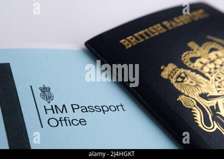 HM Passport Office-Logo auf dem echten Brief und verschwommener UK-Pass auf dem Hintergrund. Konzept. Stafford, Großbritannien, 15. April 2022. Stockfoto