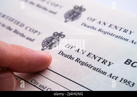 Zwei Geburtsurkunden, die 2021 vom HM Passport Office freigegeben wurden. Selektiver Fokus. Stoke-on-Trent, Großbritannien, 13. April 2022. Stockfoto