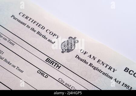 Zwei Geburtsurkunden, die 2021 vom HM Passport Office freigegeben wurden. Selektiver Fokus. Stoke-on-Trent, Großbritannien, 13. April 2022. Stockfoto