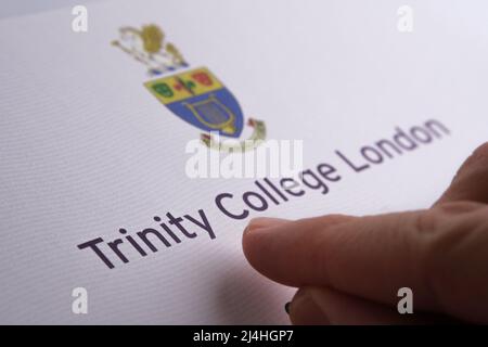 Trinity Secure English Language testet SELT-Zertifikat Nahaufnahme. Englischer Test vom Trinity College London. Stafford, 13. April 2022. Stockfoto