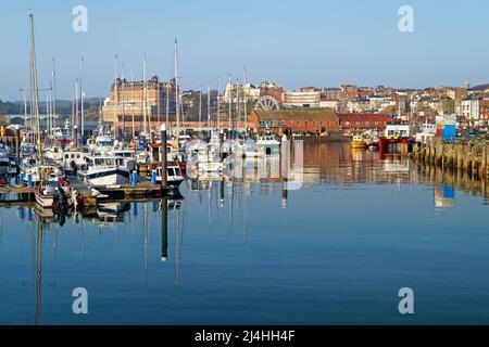Großbritannien, North Yorkshire, Scarborough Harbour mit Blick auf den West Pier und das Grand Hotel in the Distance. Stockfoto