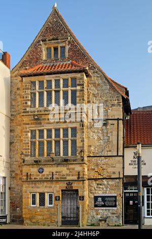 Großbritannien, North Yorkshire, Scarborough, Sandside, The King Richard III House ist jetzt ein Restaurant. Stockfoto