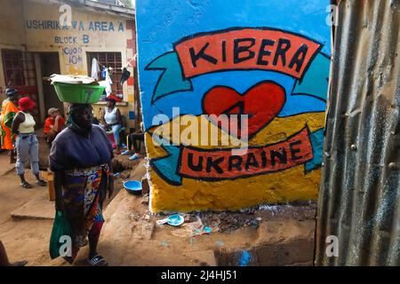 Nairobi, Kenia. 14. April 2022. Die Einheimischen kommen an einem Straßenbild vorbei, das von einer Gruppe von Künstlern aus Maasai Mbili geschaffen wurde und das Kiberas Liebe zur Ukraine inmitten des Krieges darstellt. (Foto von Donwilson Odhiambo/SOPA Images/Sipa USA) Quelle: SIPA USA/Alamy Live News Stockfoto