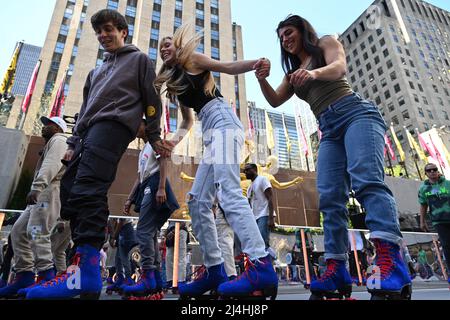 Am Eröffnungstag des Flippers Roller Boggie Palace NYC in der Rockefeller Center Rink am 15. April 2022 in New York laufen die Leute Rollen. Stockfoto