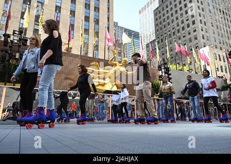 Am Eröffnungstag des Flippers Roller Boggie Palace NYC in der Rockefeller Center Rink am 15. April 2022 in New York laufen die Leute Rollen. Stockfoto