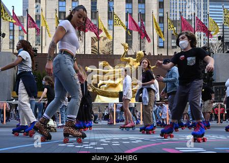 Am Eröffnungstag des Flippers Roller Boggie Palace NYC in der Rockefeller Center Rink am 15. April 2022 in New York laufen die Leute Rollen. Stockfoto