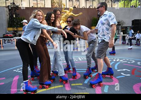 Am Eröffnungstag des Flippers Roller Boggie Palace NYC in der Rockefeller Center Rink am 15. April 2022 in New York laufen die Leute Rollen. Stockfoto