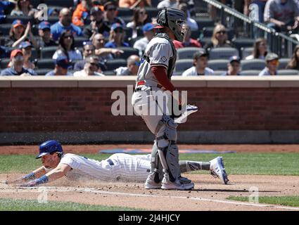 New York, Usa. 15. April 2022. New York Mets verließ Fielder Jeff McNeil, rutschte und punktete am Arizona Diamondbacks Catcher Jose Herrera beim ersten Inning des MLB Baseballspiels zwischen den Arizona Diamondbacks und New York Mets am Eröffnungstag im Citi Field am Freitag, dem 15.. April 2022 in New York City vorbei. Foto von Peter Foley/UPI Credit: UPI/Alamy Live News Stockfoto