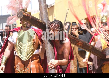 Teneriffa, Spanien. 15. April 2022. Darstellung der Passion Jesu am Karfreitag mit Kreuzigung in Adeje eine der wichtigsten Feierlichkeiten der Heiligen Woche. (Bild: © Mercedes Menendez/Pacific Press via ZUMA Press Wire) Stockfoto