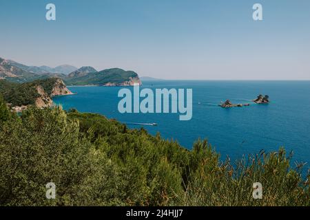 Malerischer Blick auf Felsen an einem sonnigen Tag vom Meer aus. Budva riviera, Montenegro. Luftaufnahme von Sveti Nikola, Budva Insel, Montenegro. Hawaii Beach Stockfoto