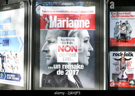 Illustration der zweiten Runde der französischen Präsidentschaftswahlen zwischen dem derzeitigen Präsidenten Emmanuel Macron und Marine Le Pen ("RN", "Rassemblement National"), Titelseite der französischen Wochenzeitung "Marianne" auf einem Zeitungsstand in Paris am 15. April 2022. Stockfoto