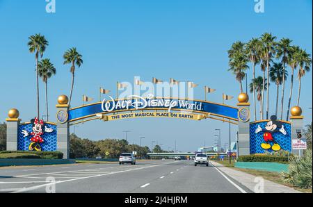 Orlando, Florida. 04. März 2022 Eingangsbogen der Walt Disney Themenparks 50. Jahrestag in Lake Buena Vista Gegend . Stockfoto
