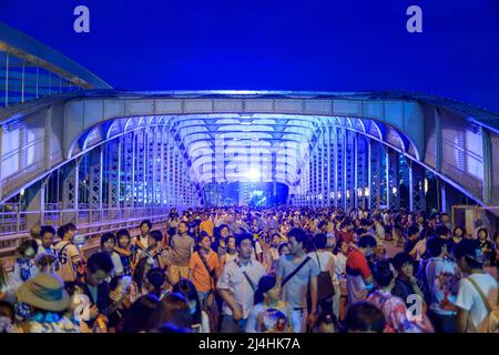 Osaka, Japan - 25. Juli 2015: Menschenmenge überquert die Brücke zum Tenjin Mtsuri Sommerfest Stockfoto