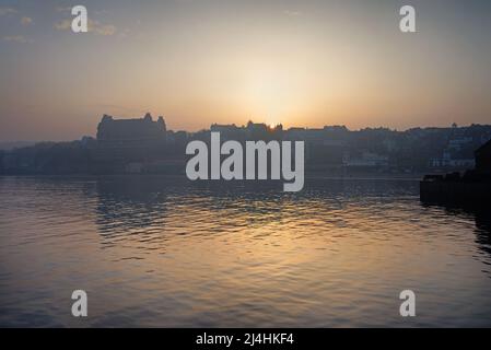 Großbritannien, North Yorkshire, Scarborough, Sonnenuntergang über der South Bay und direkt am Meer Stockfoto