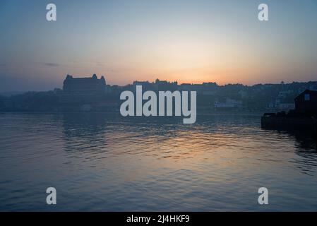 Großbritannien, North Yorkshire, Scarborough, Sonnenuntergang über der South Bay und direkt am Meer Stockfoto